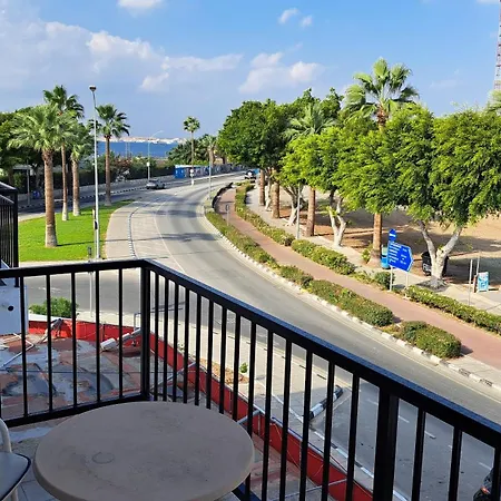 Lively Coast In Nightlife 400 M From The Apartmán Paphos