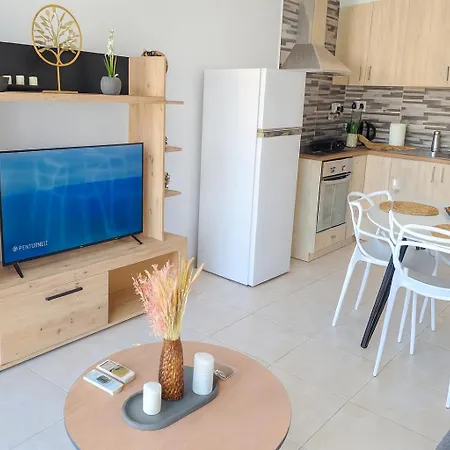 Lively Coast In Nightlife 400 M From The פאפוס