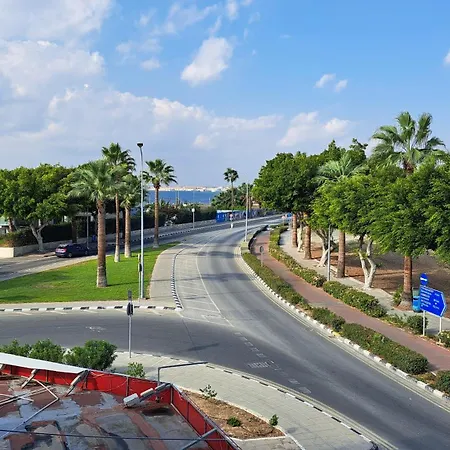 Lively Coast In Nightlife 400 M From The פאפוס