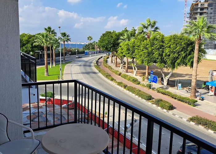 Lively Coast In Nightlife 400 M From The דירה פאפוס