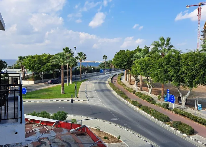 Lively Coast In Nightlife 400 M From The פאפוס